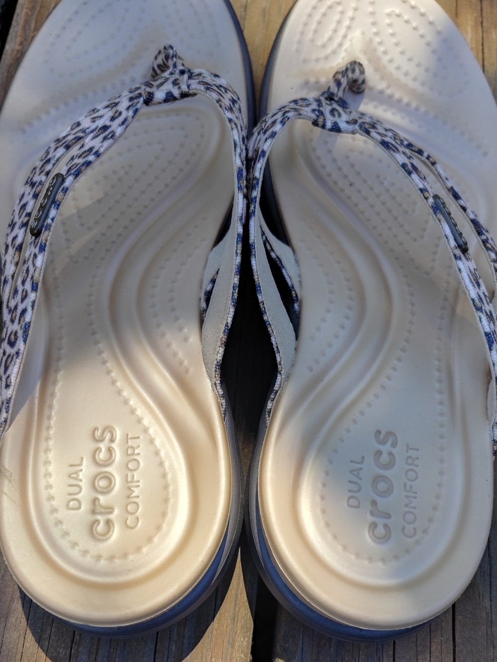 Crocs Leopard Print Capri V Flip Flop Sandals Size 7 Womens - Picture 6 of 11
